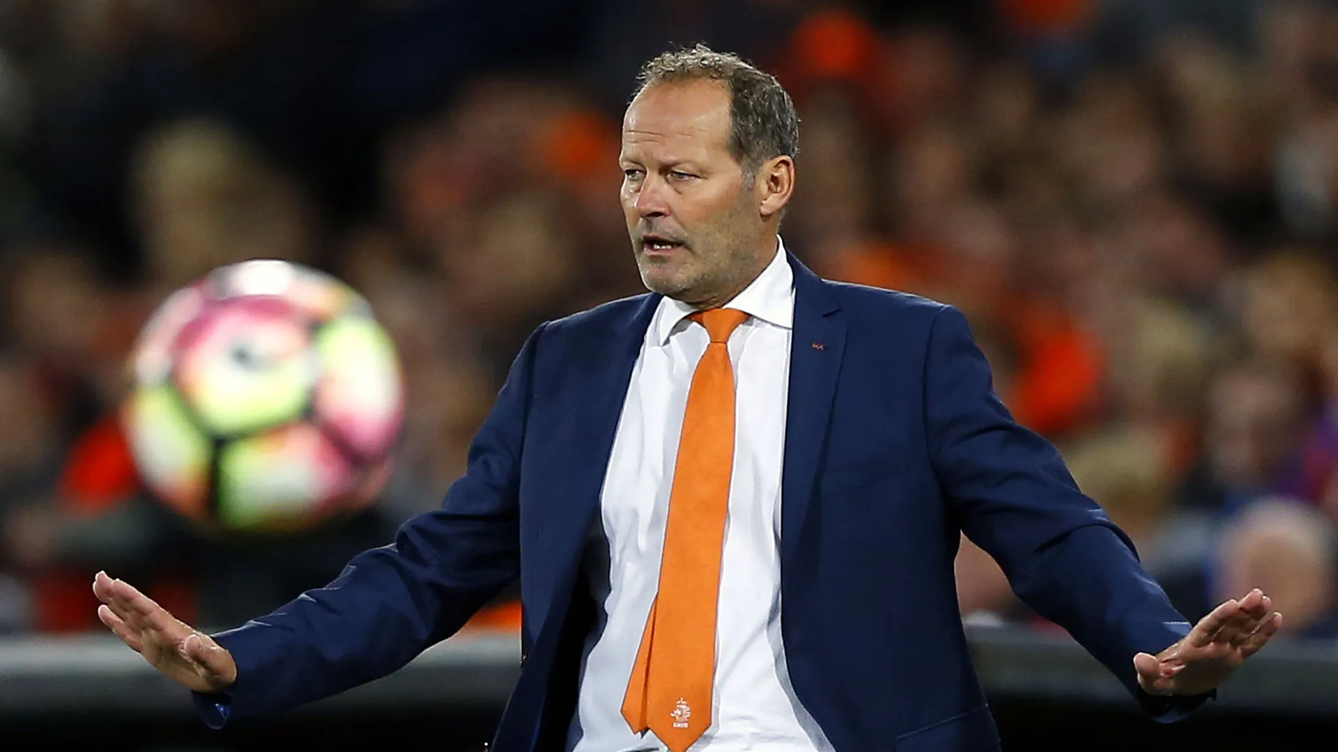 Ou Holanda define sua t&aacute;tica, ou dias ainda piores vir&atilde;o
