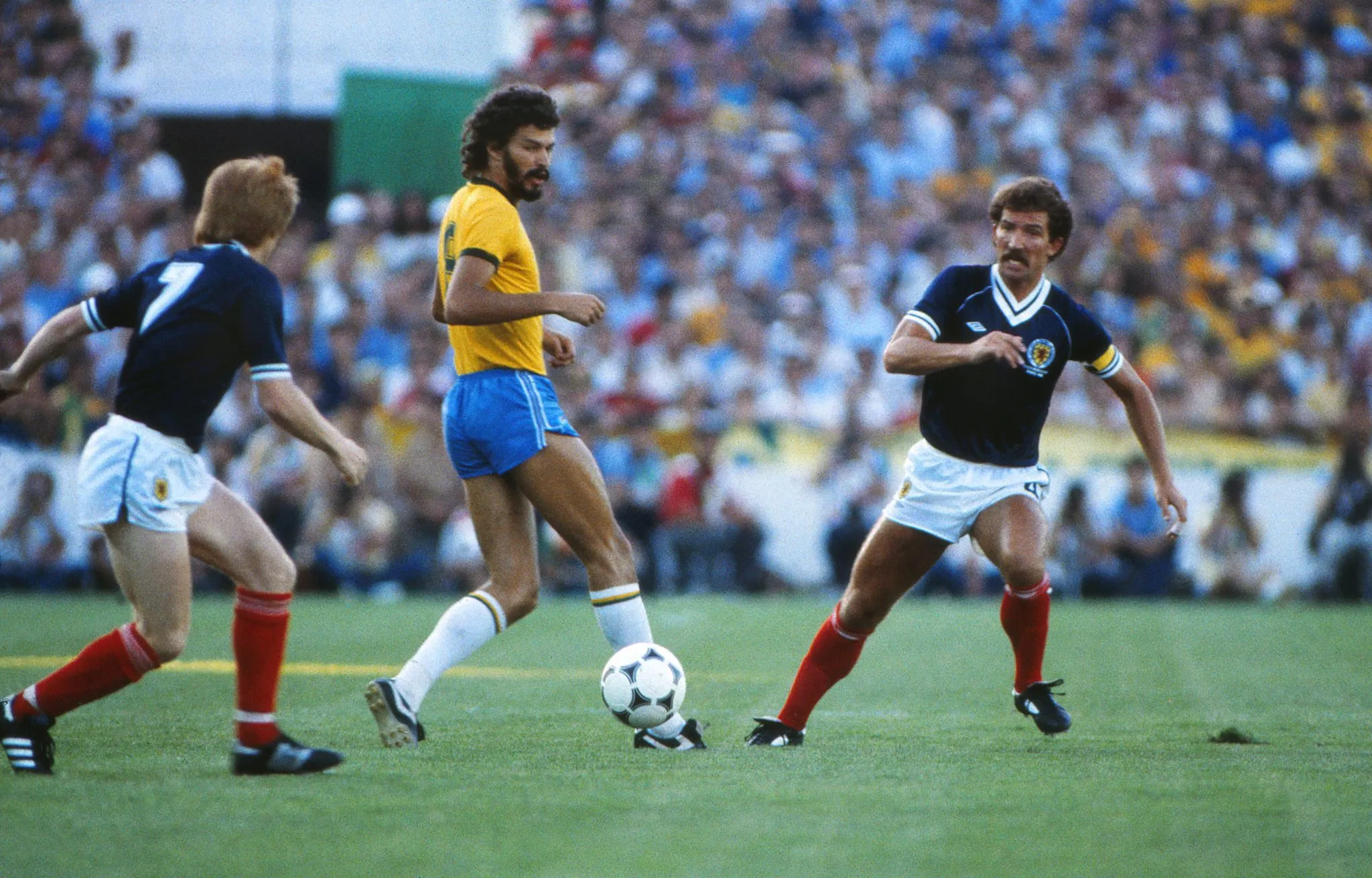 S&oacute;crates durante partida contra a Esc&oacute;cia na Copa do Mundo de 1982 (Foto: IMAGO / Colorsport)