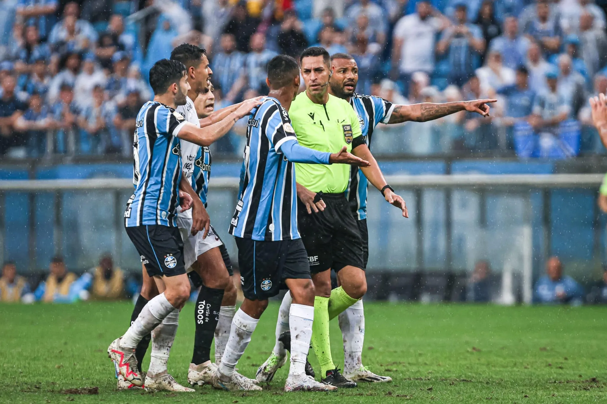 Ansiedade, substitui&ccedil;&otilde;es e excesso de cruzamentos: Gr&ecirc;mio apresentou &lsquo;card&aacute;pio&rsquo; de problemas contra o Corinthians