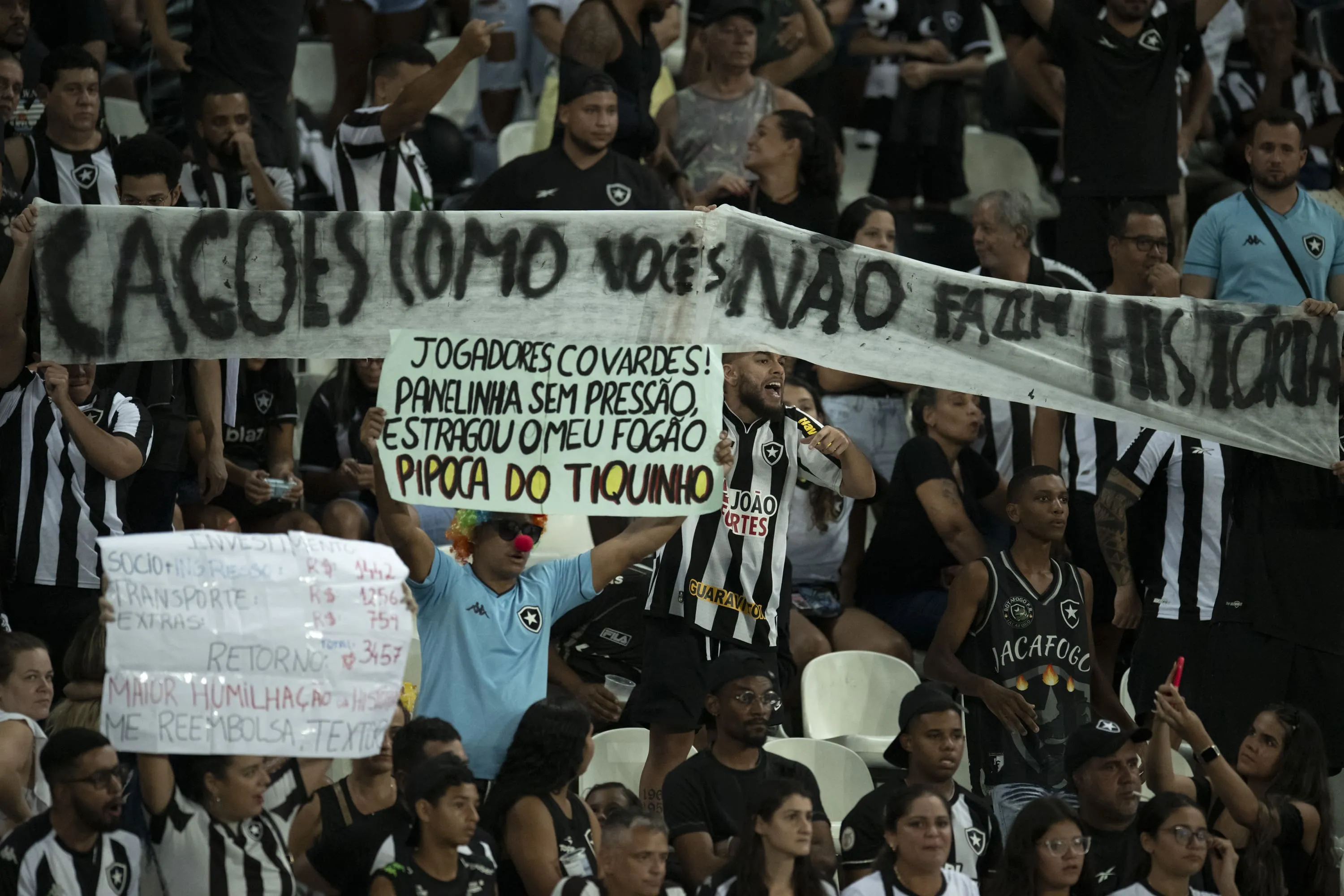 Botafogo j&aacute; tem dura miss&atilde;o para 2024: tentar recuperar o torcedor depois do vexame no Brasileiro
