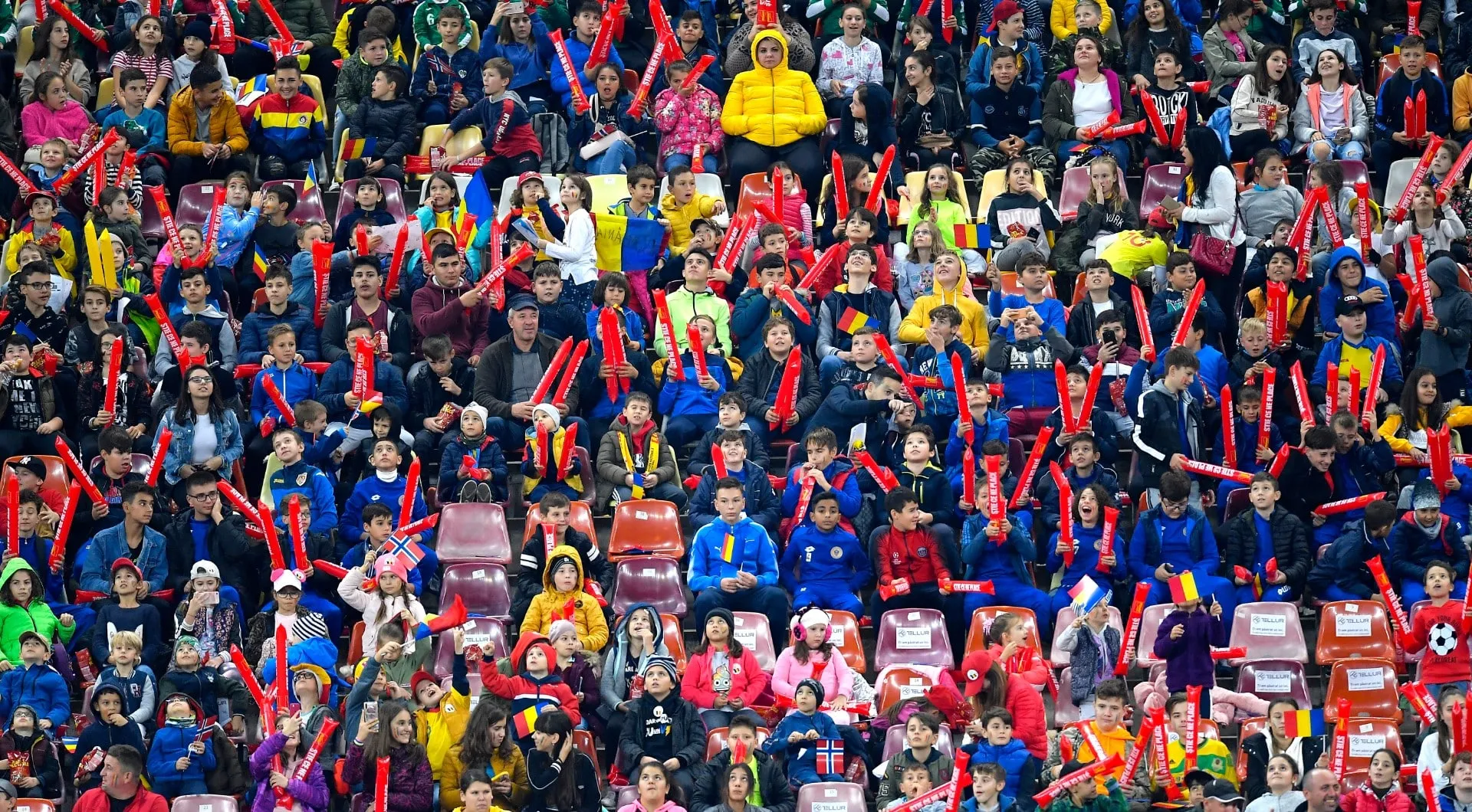 A Rom&ecirc;nia colocou 30 mil crian&ccedil;as no est&aacute;dio, mas a Noruega questionou a pena alternativa aceita pela Uefa