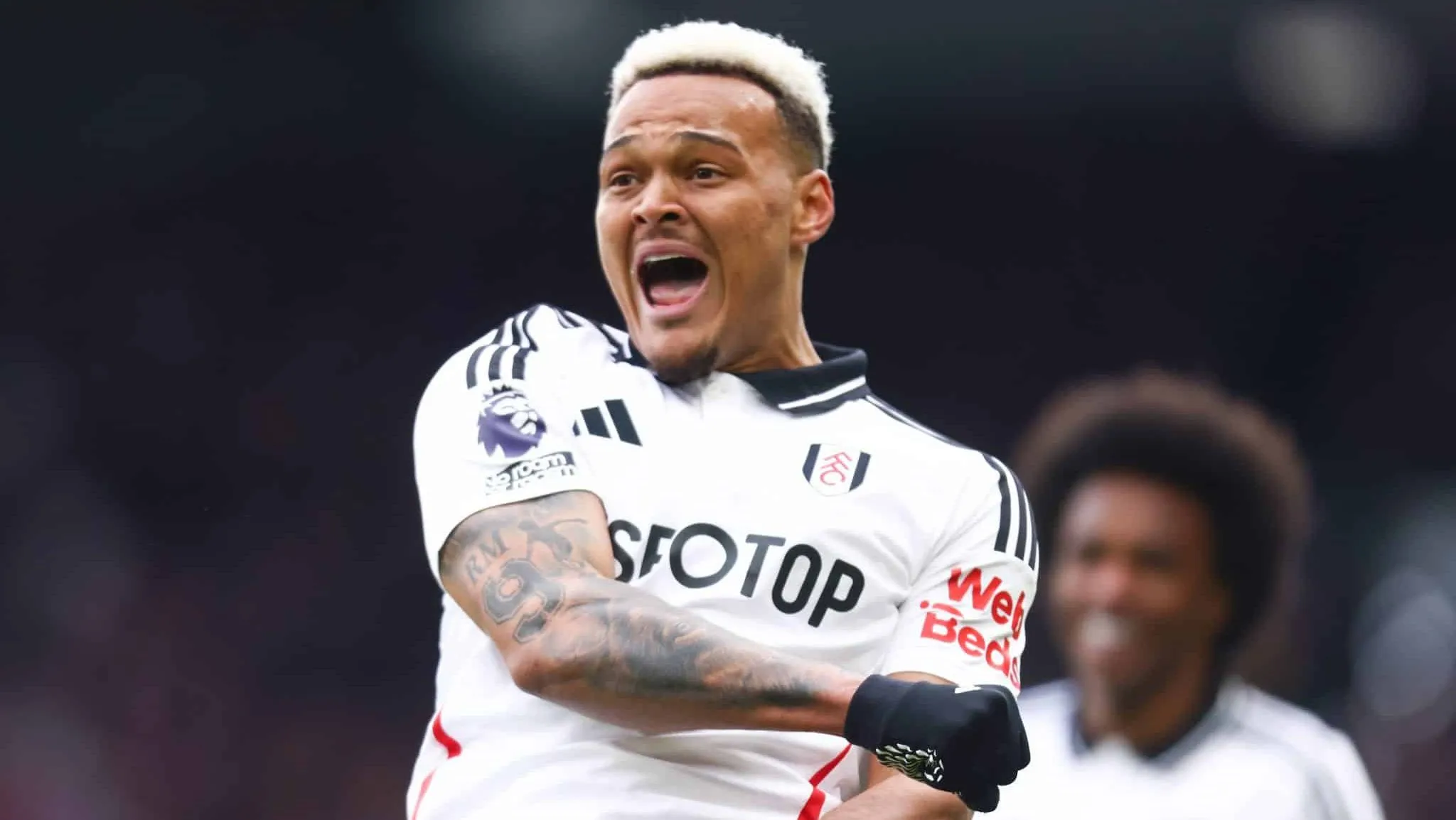 Em jogo com dobradinha ex-Flamengo, brasileiro quebra recorde na Premier League