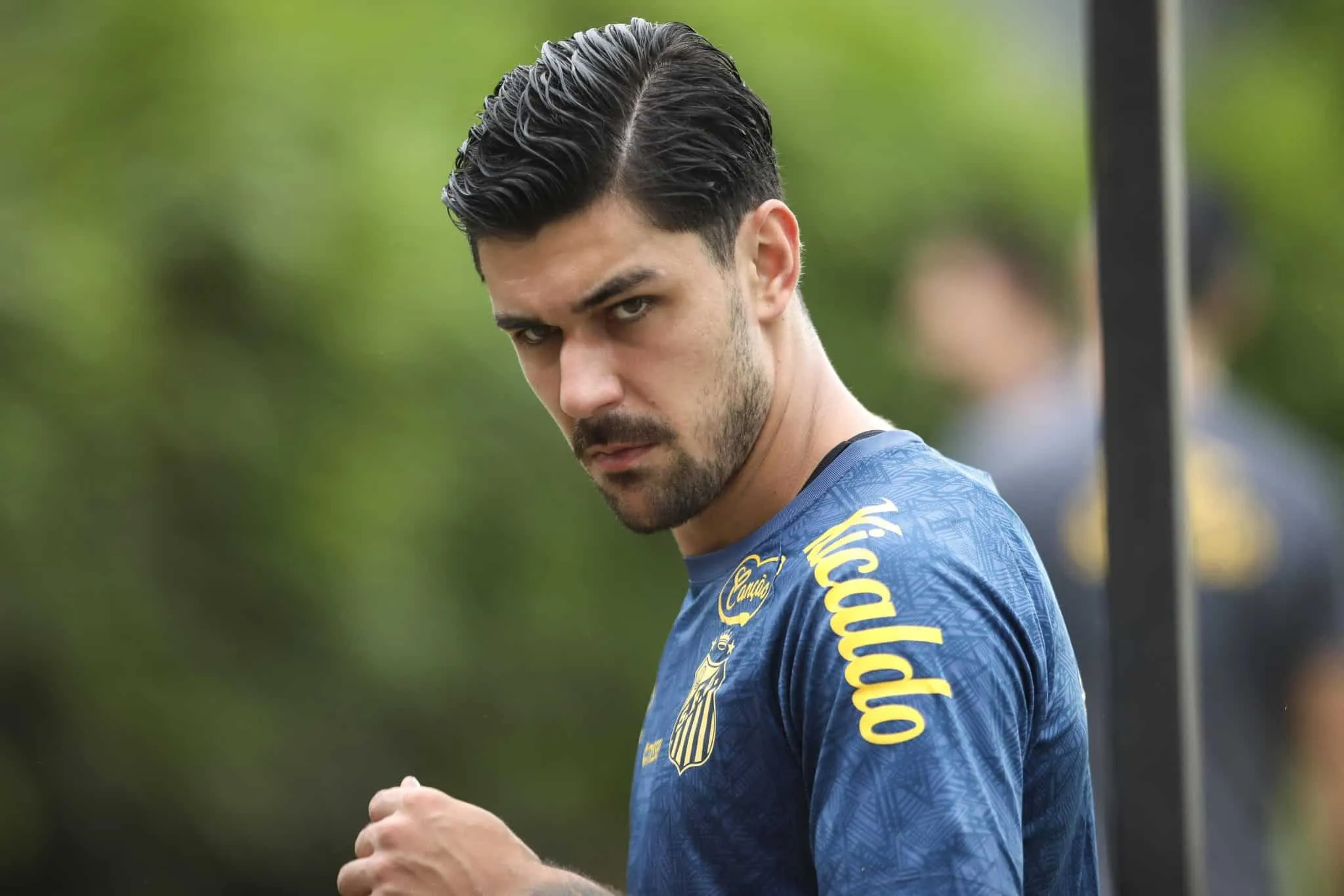 Jo&atilde;o Basso com a roupa de treino do Santos