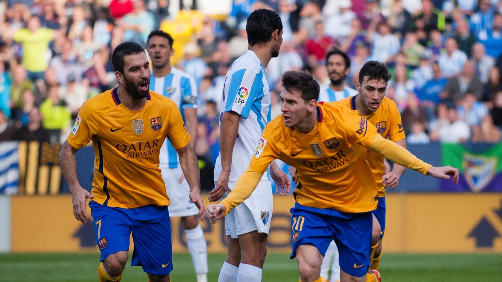 O voleio de Messi e as defesas de Bravo salvaram a atua&ccedil;&atilde;o fraqu&iacute;ssima do Barcelona