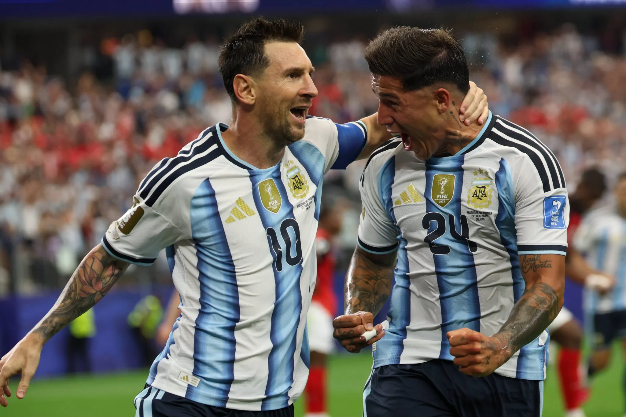 Lionel Messi e Enzo Fern&aacute;ndez comemoram gol da Argentina na Copa do Mundo