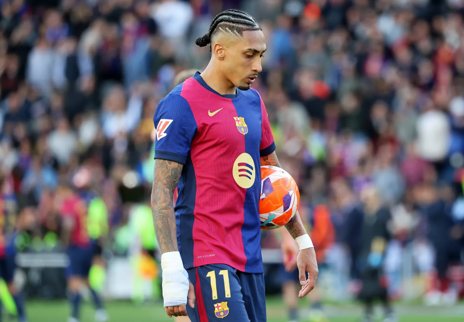 Raphinha antes de cobrar p&ecirc;nalti pelo Barcelona