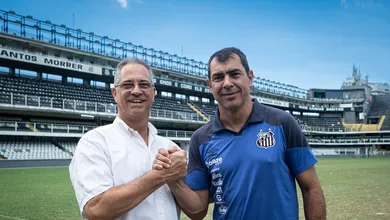 Santos alega que F&aacute;bio Carille n&atilde;o tinha mais v&iacute;nculo com V-Varen e registra o treinador na CBF
