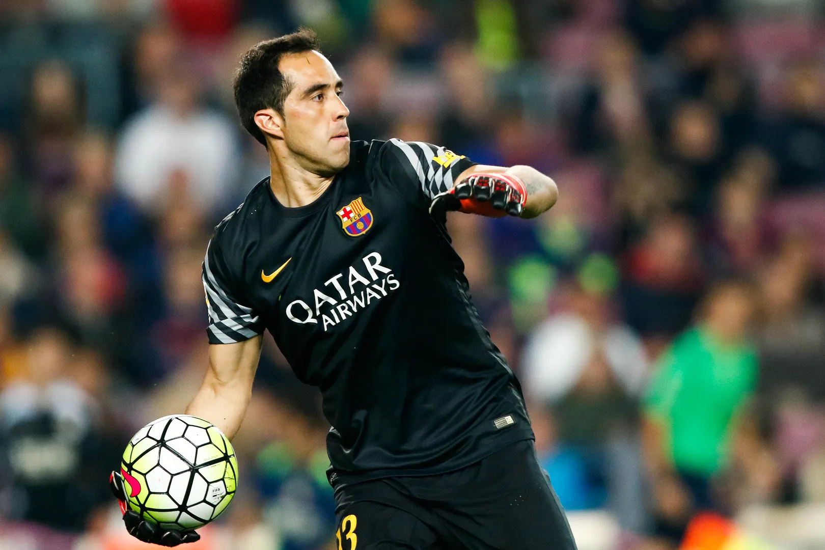 O goleiro Claudio Bravo foi campe&atilde;o da Champions Legue em 2015 com o  Barcelona. Foto: Icon Sport