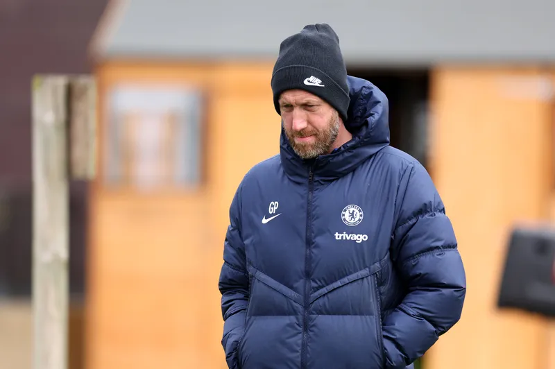 Graham Potter cabisbaixo em jogo do Chelsea