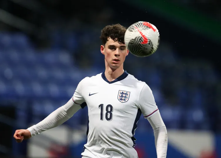 Foto: (IconSport) - Archie Gray pela sele&ccedil;&atilde;o inglesa sub-21