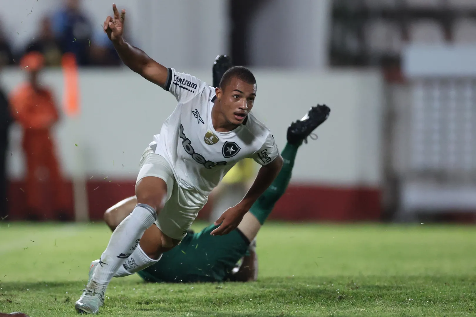 Kayke comemora ap&oacute;s marcar gol da vit&oacute;ria do Botafogo (Foto: Vitor Silva/Botafogo)