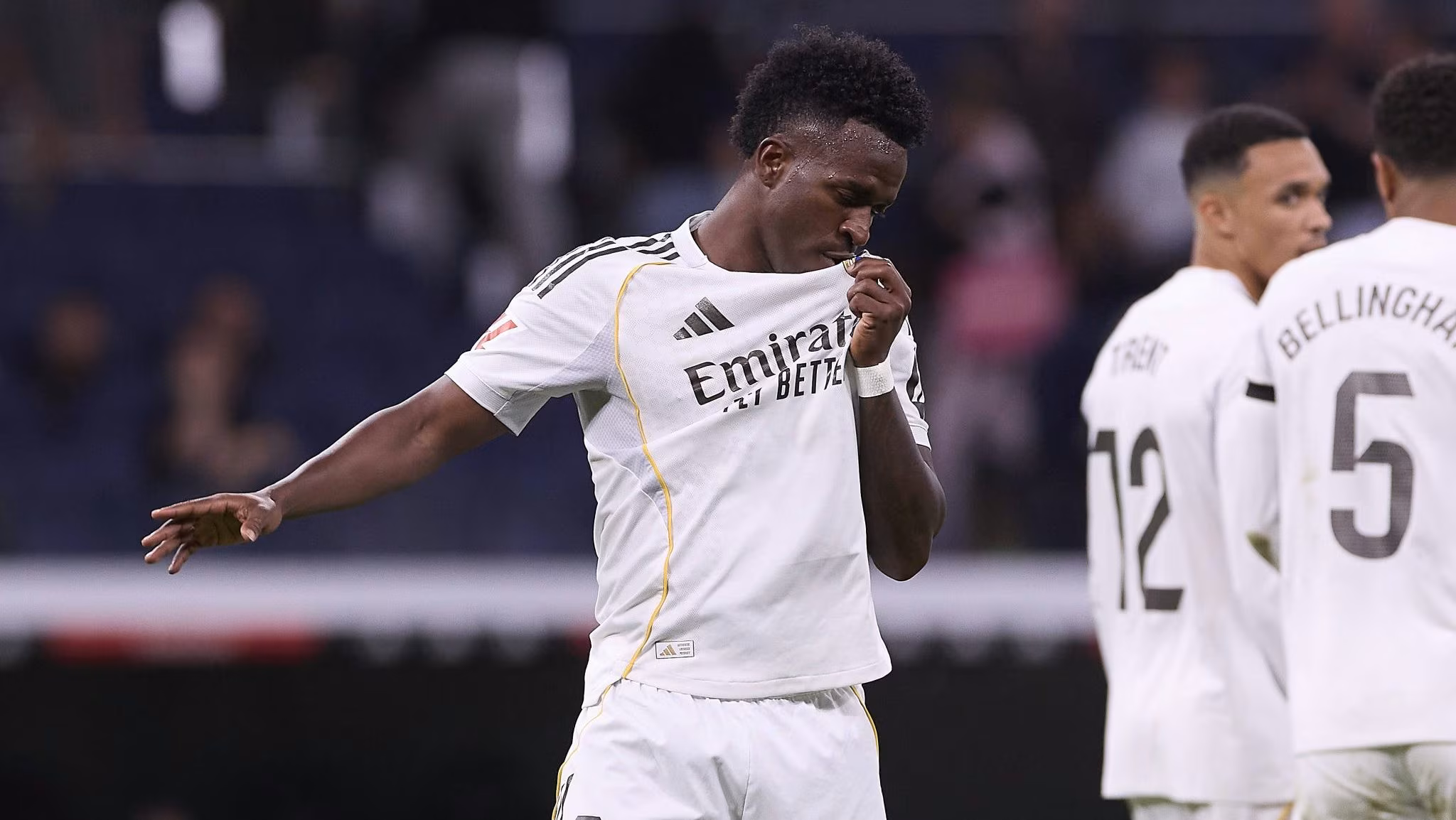 Vinicius Jr. beija escudo do Real Madrid (Foto: Imago/ZUMA Press Wire)