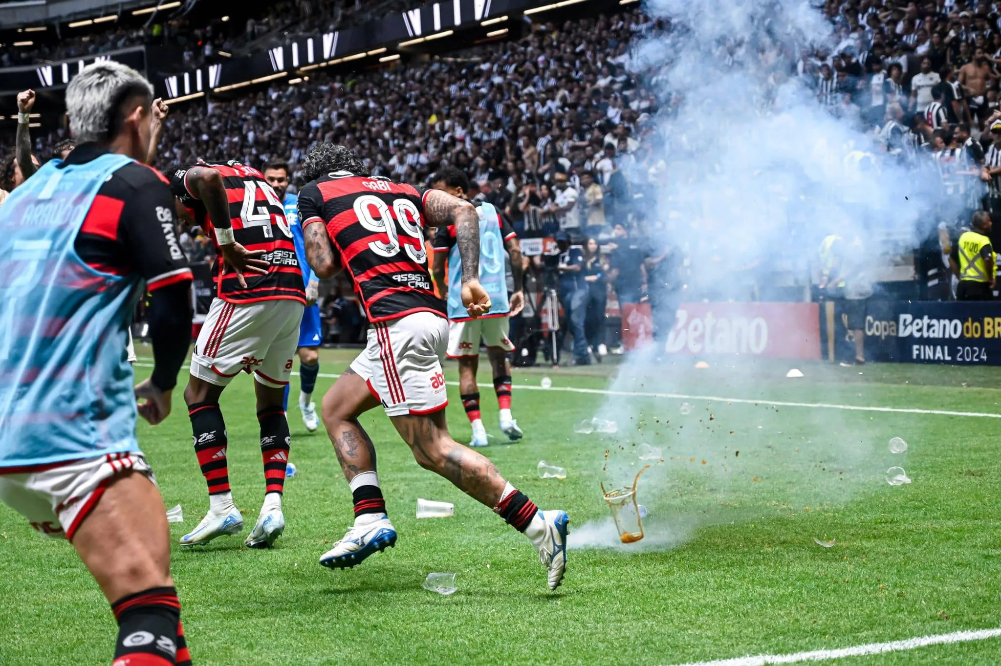 Festa, m&aacute; atua&ccedil;&atilde;o e bombas em campo marcam primeira final do Atl&eacute;tico-MG na Arena MRV