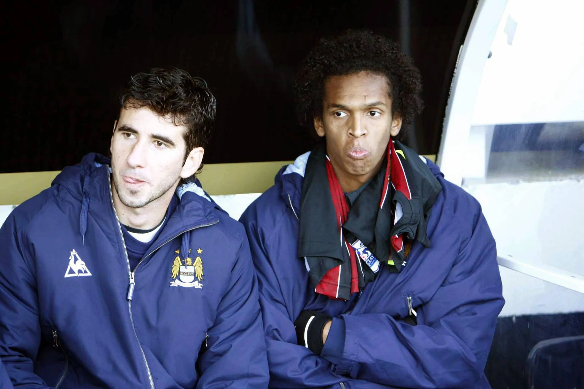 Gl&aacute;uber e J&ocirc; no banco de reservas em jogo do Manchester 