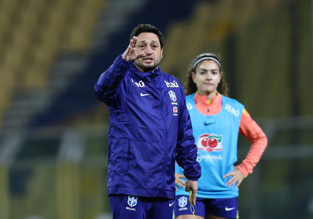 Angelina e Arthur Elias e treino da sele&ccedil;&atilde;o brasileira feminina (Foto: L&iacute;via Villas Boas / CBF)
