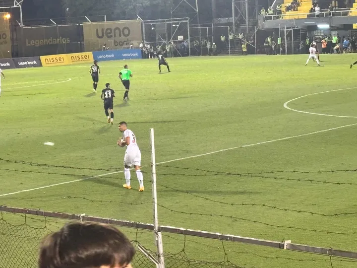 Momento em que o atleta do Cerro Porte&ntilde;o descarta a garrafa d'&aacute;gua atirada pela torcida, logo ap&oacute;s dar um gole no l&iacute;quido