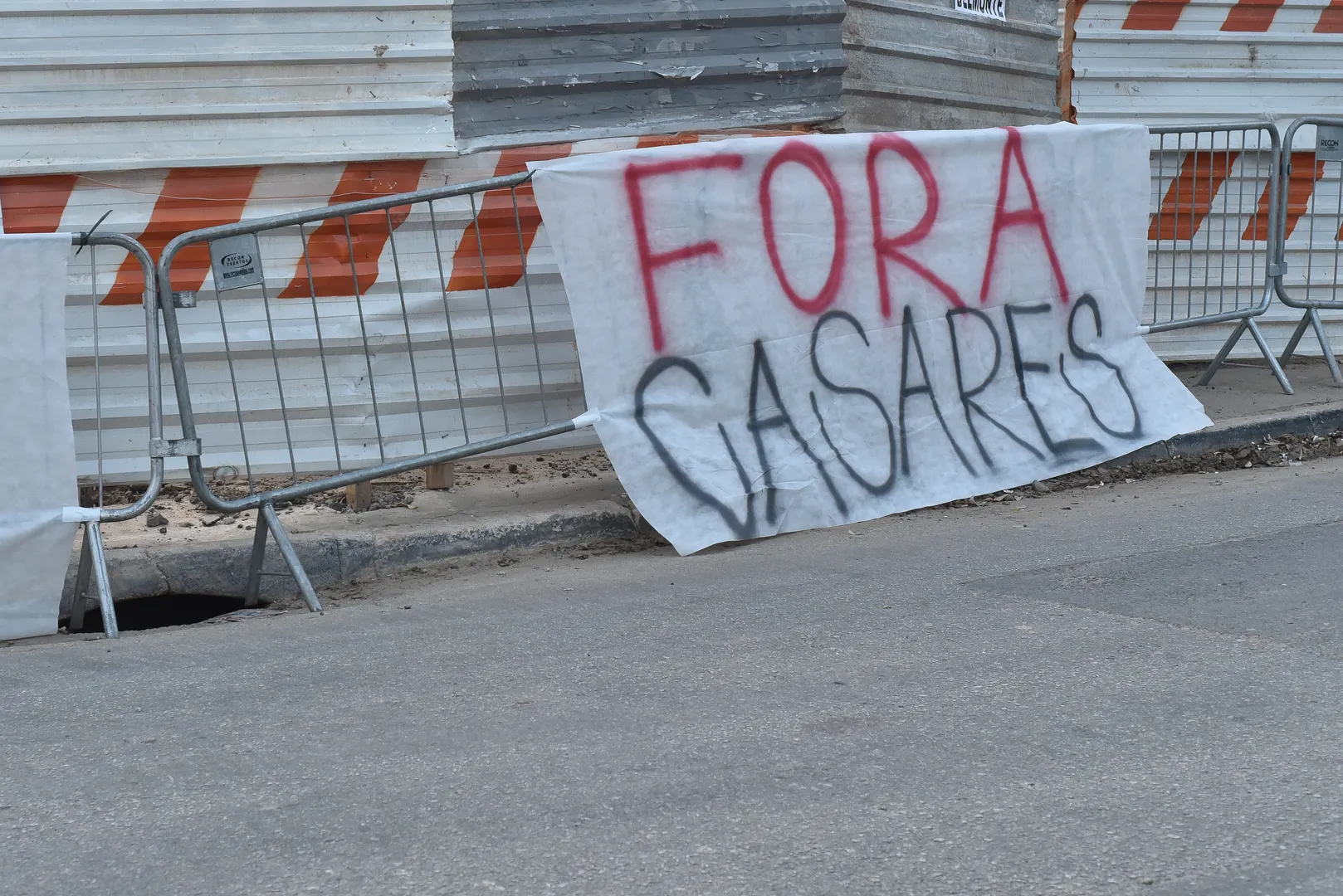 Faixa contra o presidente do S&atilde;o Paulo, Julio Casares (Foto: Icon Sport)