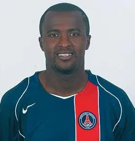 Reinaldo com a camisa do PSG