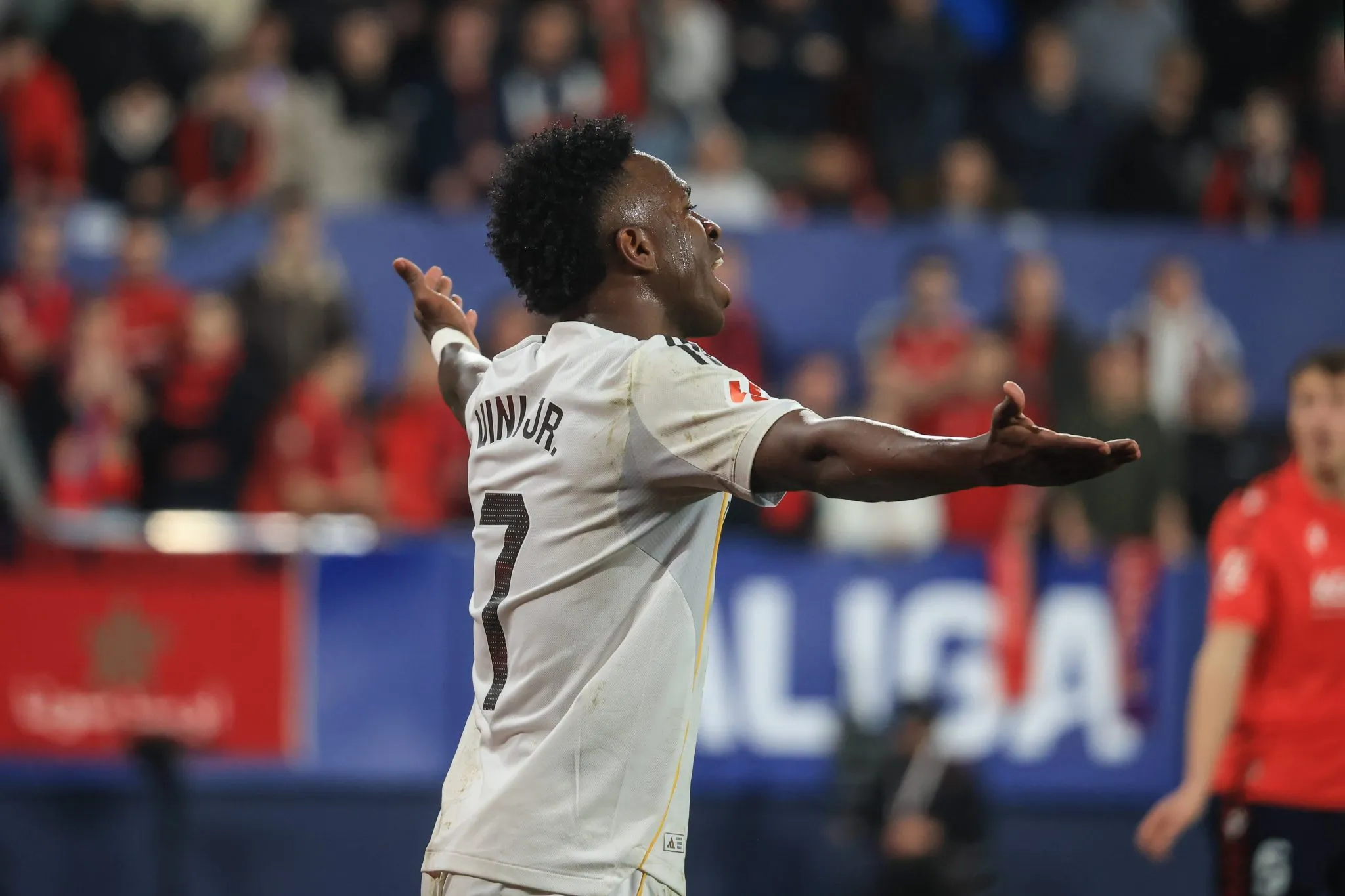 LaLiga abre investiga&ccedil;&atilde;o ap&oacute;s amea&ccedil;as de morte a Vini Jr. em Osasuna x Real Madrid