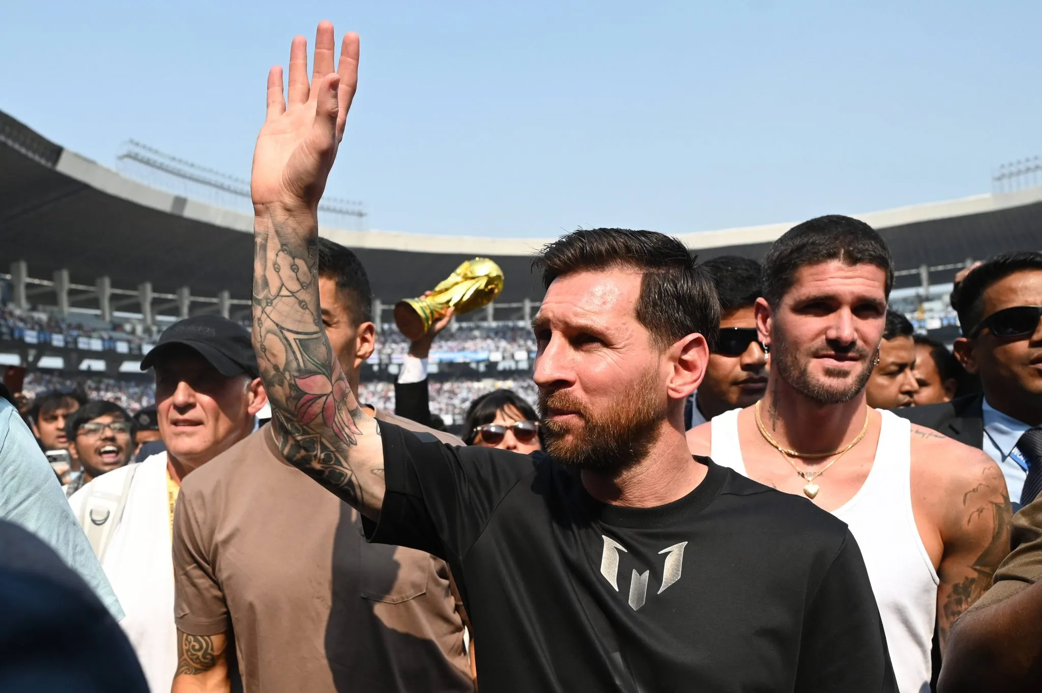De est&aacute;tua gigante a deten&ccedil;&atilde;o de organizador: A aventura inusitada de Messi na &Iacute;ndia