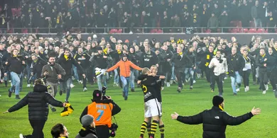 Campe&atilde;o sueco ap&oacute;s nove anos, o AIK produziu uma invas&atilde;o ensandecida na comemora&ccedil;&atilde;o