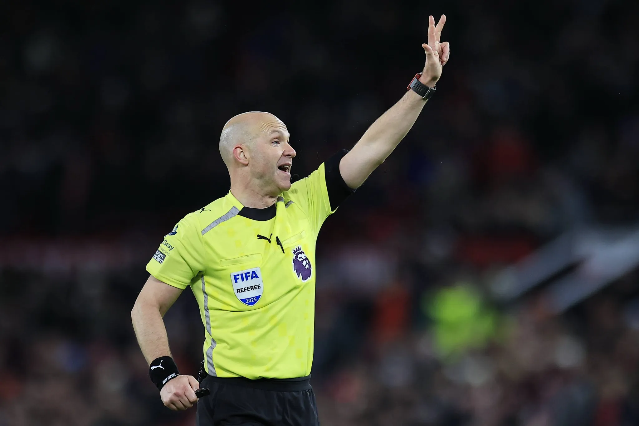 &Aacute;rbitro Anthony Taylor sinaliza contagem regressiva (Foto: Imago/Pro Sports Images)