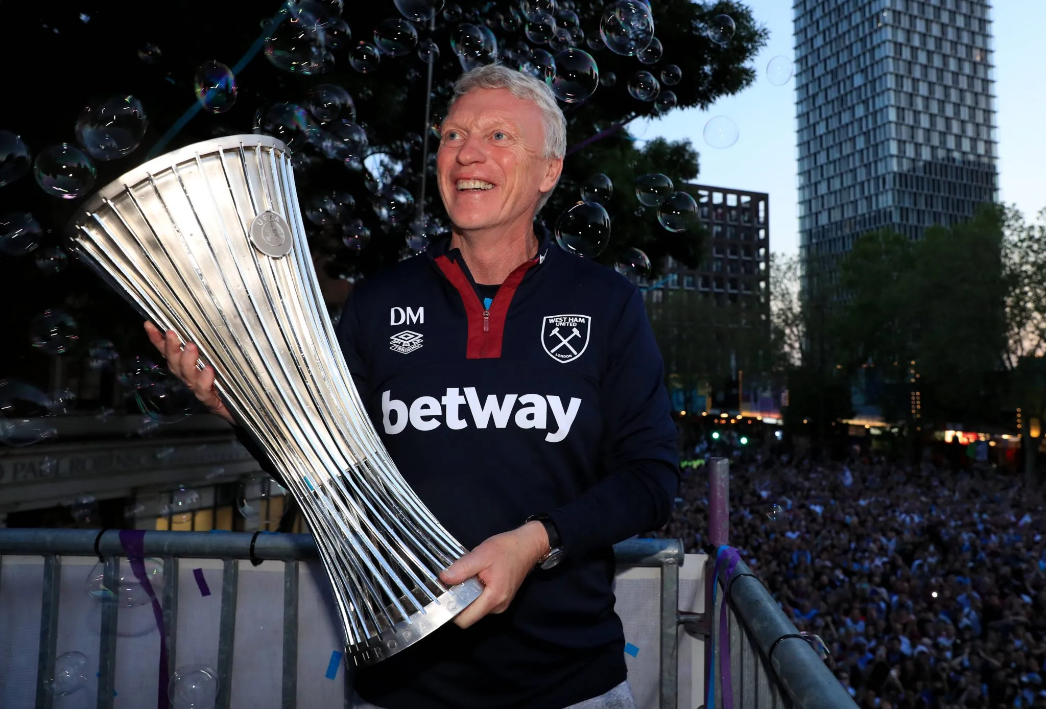 Moyes exibe ta&ccedil;a da Conference League com o West Ham, em junho de 2023 (Foto: Imago/PA Images)
