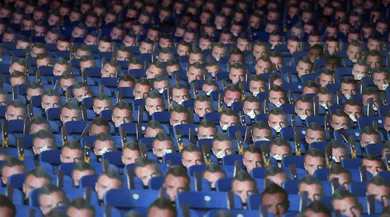 Em protesto, torcida do Leicester usa 30 mil m&aacute;scaras de Vardy &ndash; inclusive o pr&oacute;prio Vardy