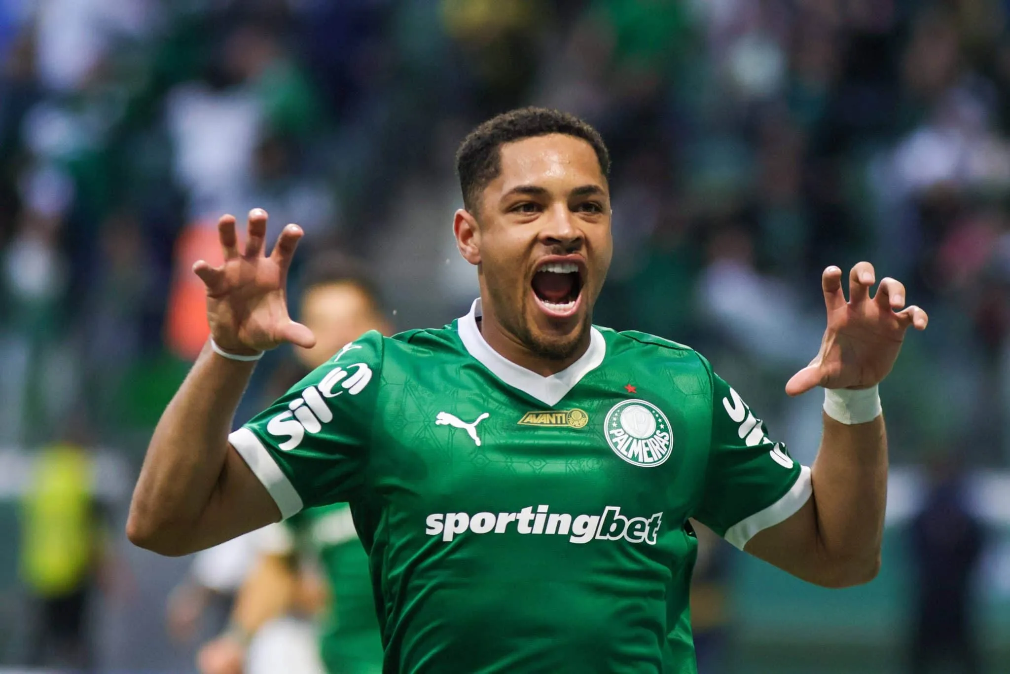 Palmeiras flerta com caos, mas vira jogo em est&aacute;dio dividido