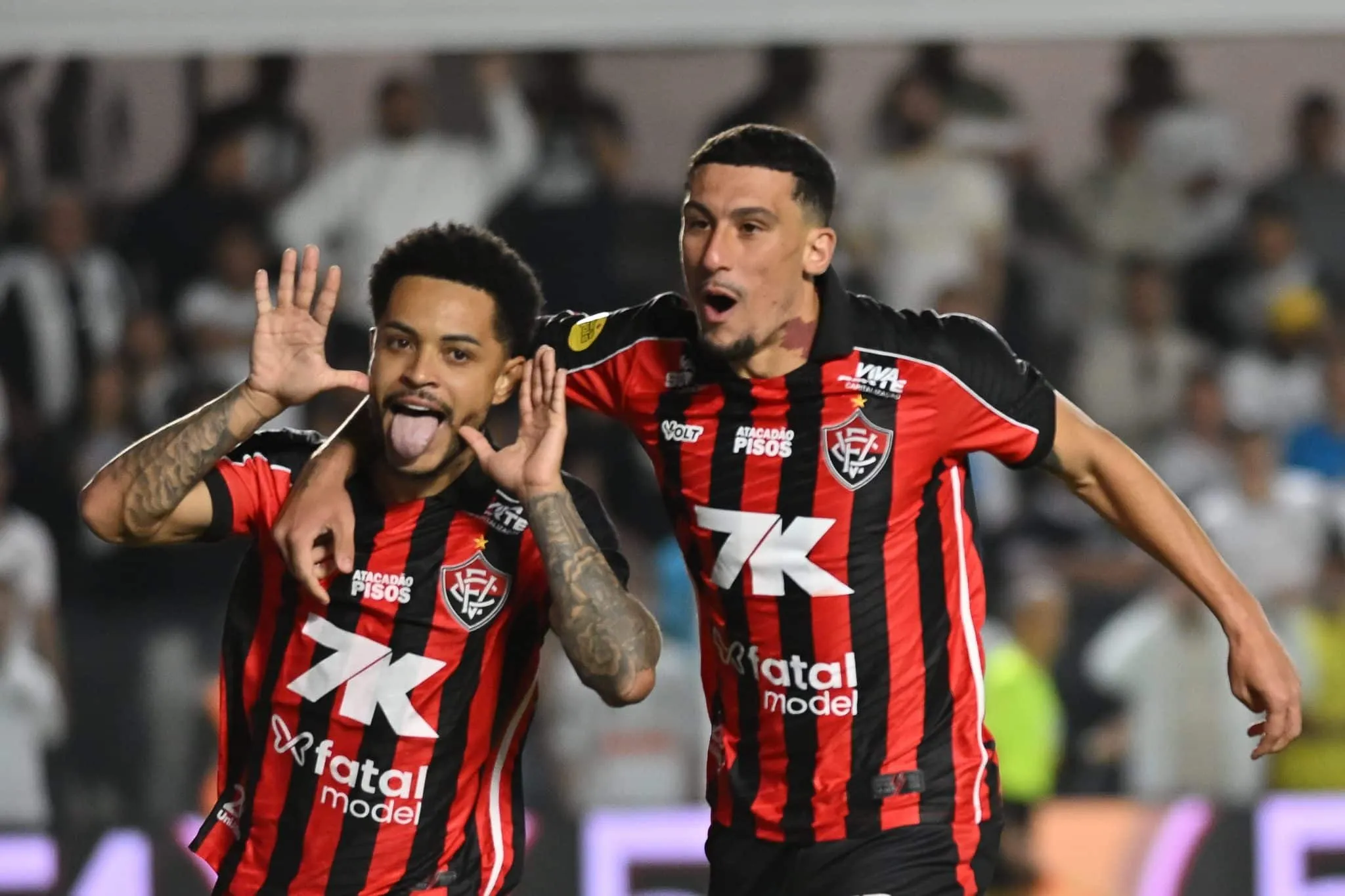 Matheuzinho comemora gol contra o Santos