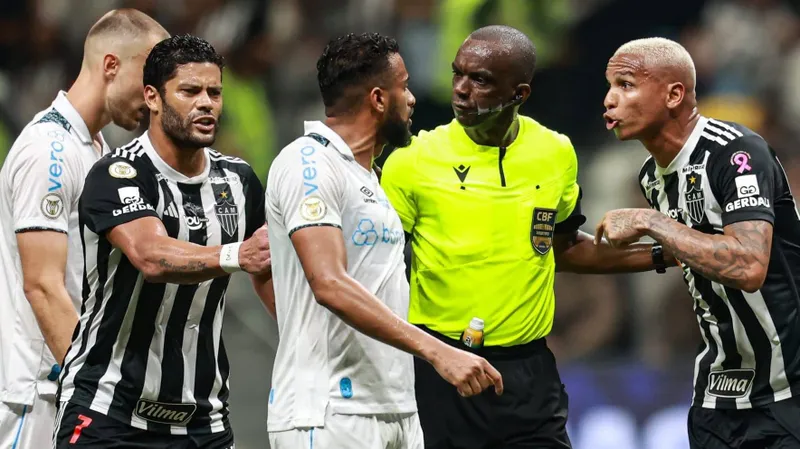 Reinaldo e Deyverson discutem durante o jogo entre Atl&eacute;tico-MG e Gr&ecirc;mio