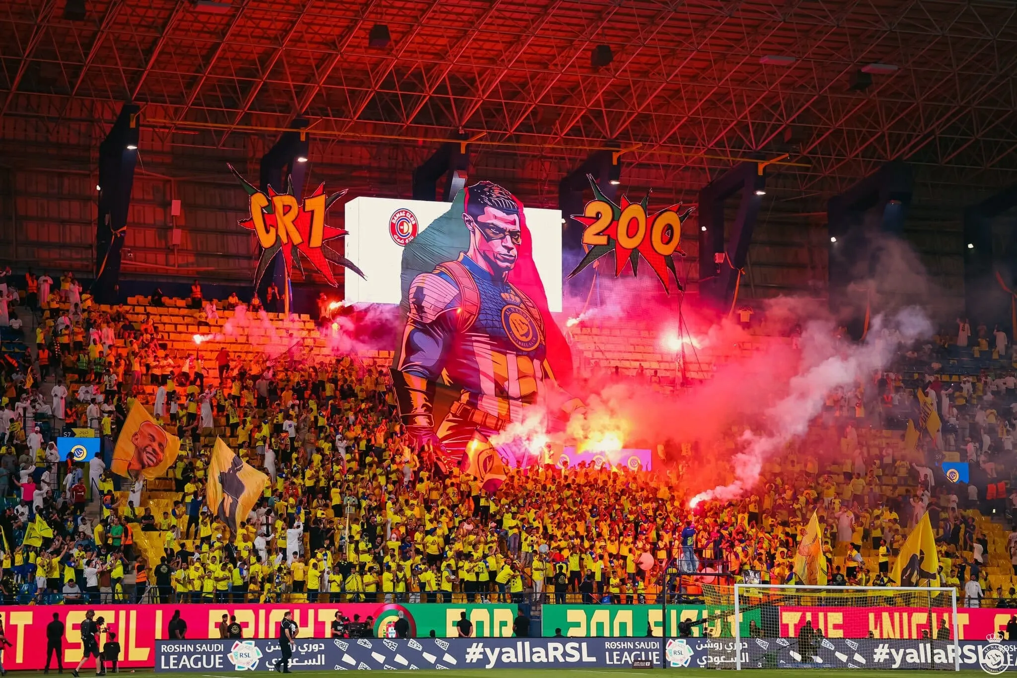 Cristiano Ronaldo vira super-her&oacute;i em bandeira do Al-Nassr e justifica homenagem em campo