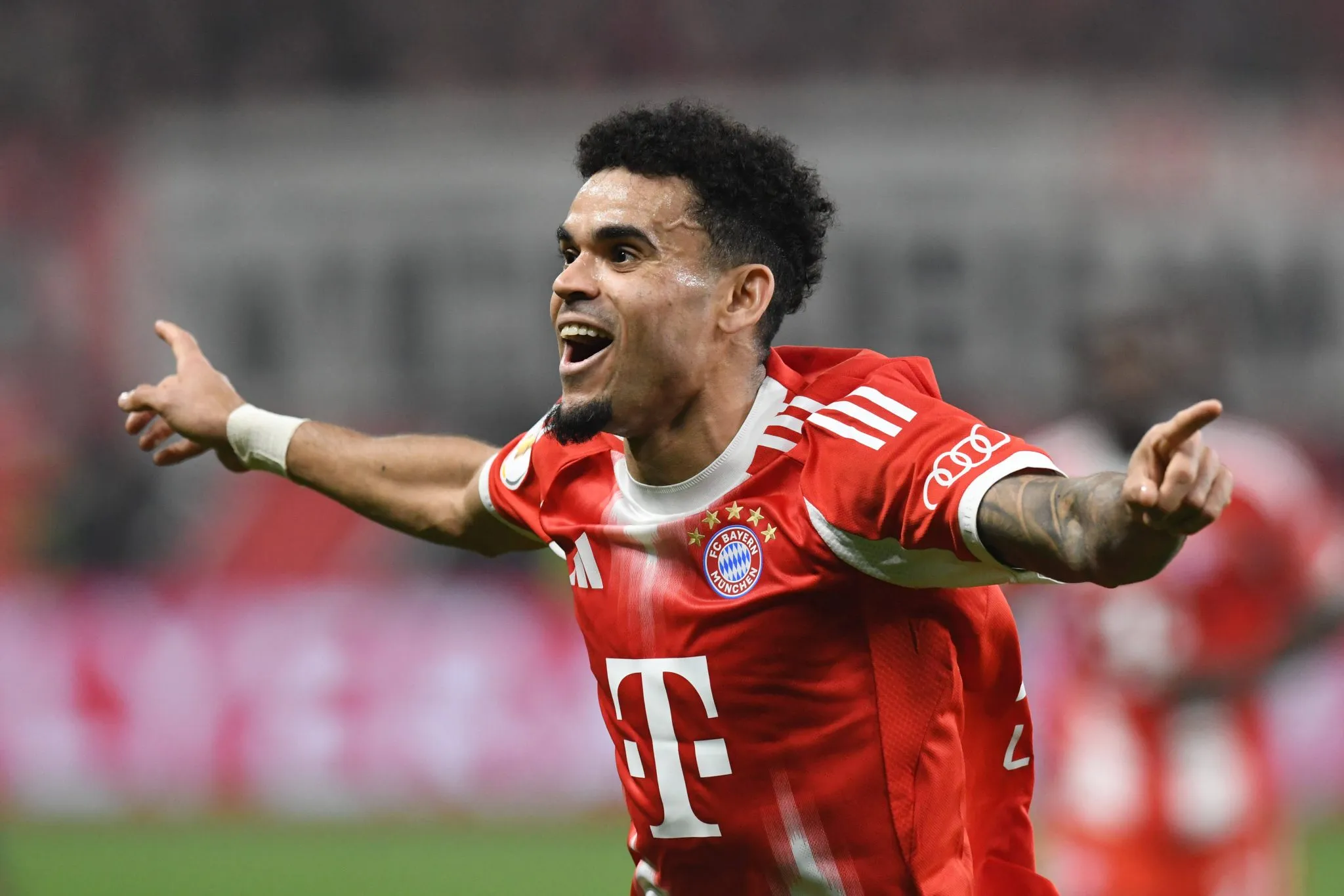 Luis D&iacute;az comemora gol pelo Bayern de Munique (Foto: IMAGO / Eibner)