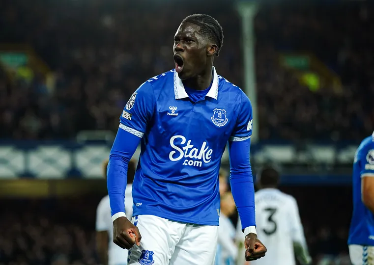 Amadou Onana chega para substituir Douglas Luiz no Aston Villa. Foto: Icon Sport