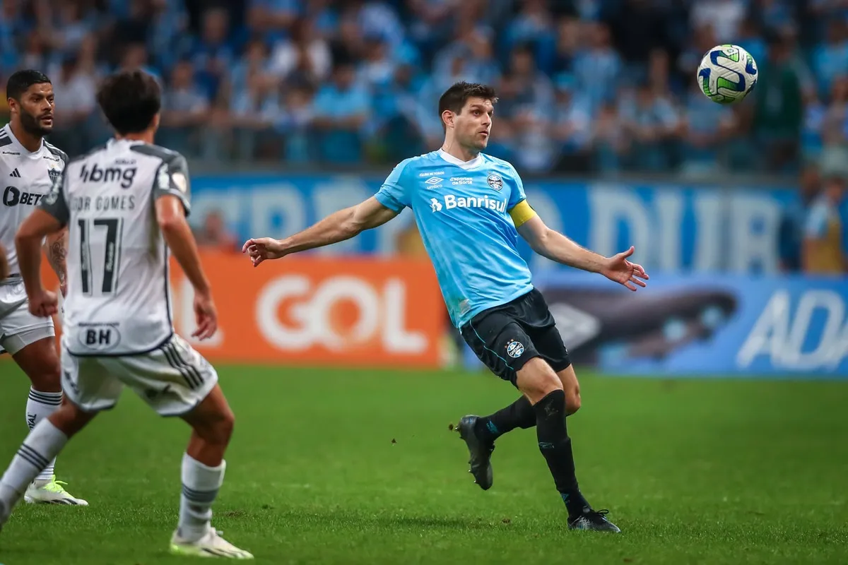 Kannemann d&aacute; recado sobre Su&aacute;rez antes da semi: &lsquo;Quem jogar precisa dar a vida&rsquo;