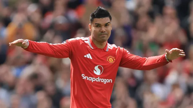 &lsquo;Tipo de jogador que treinadores adoram&rsquo;: Brasileiro pode ser substituto de Casemiro no United