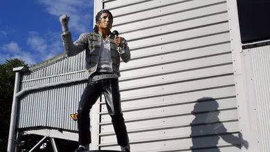 A hist&oacute;ria da est&aacute;tua de Michael Jackson que rebaixou o Fulham (mas n&atilde;o de verdade)