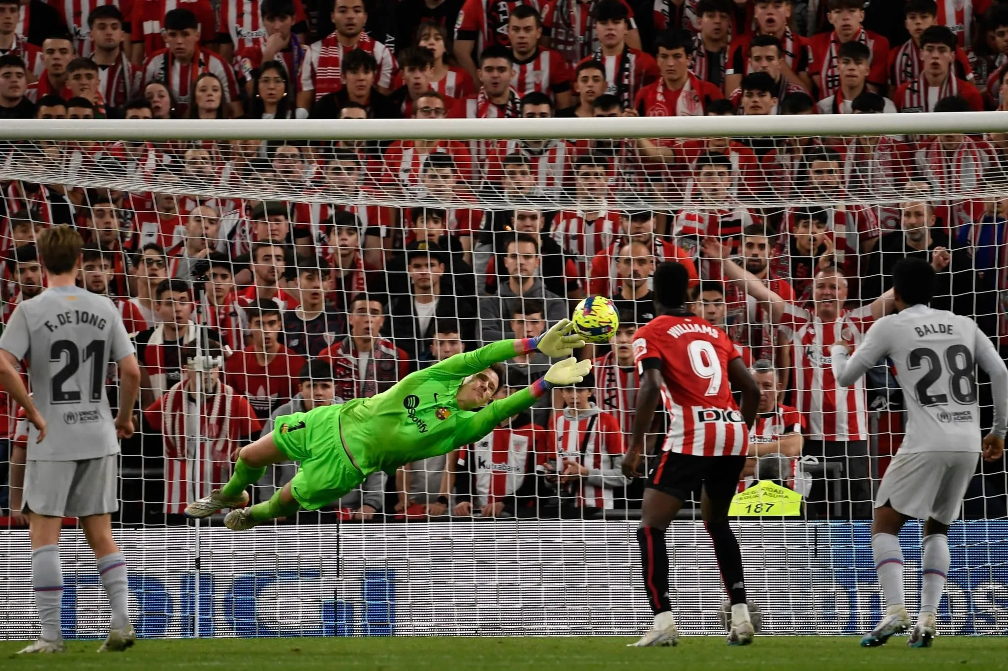 Ter Stegen se agigantou, Raphinha marcou mais um e o Bar&ccedil;a saiu de San Mam&eacute;s com um triunfo dific&iacute;limo