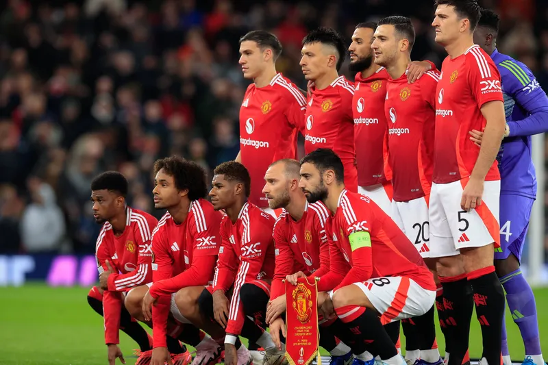 Time do Manchester United perfilado antes de jogo contra o Twente