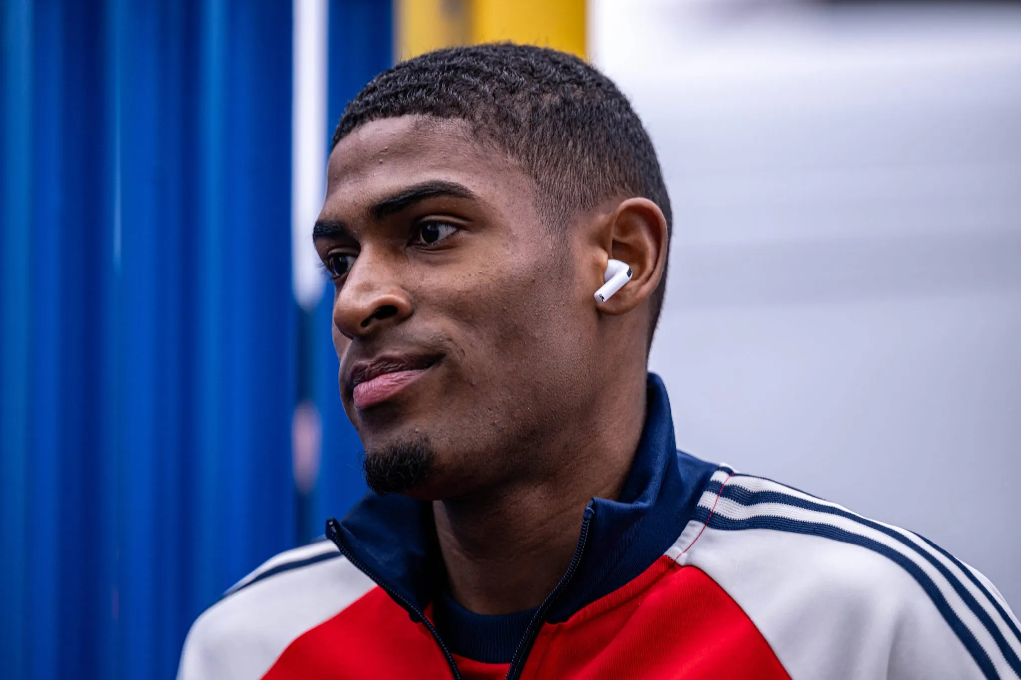 Cristhian Mosquera antes de jogo do Arsenal