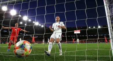 Deu at&eacute; pena do defensor do Azerbaij&atilde;o no desastrado gol contra que abriu a vit&oacute;ria de Gales