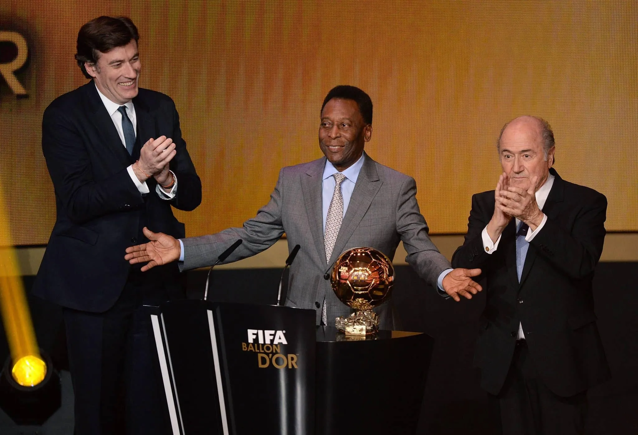 Foto: (Imago) - Pel&eacute; durante cerim&ocirc;nia da Bola de Ouro