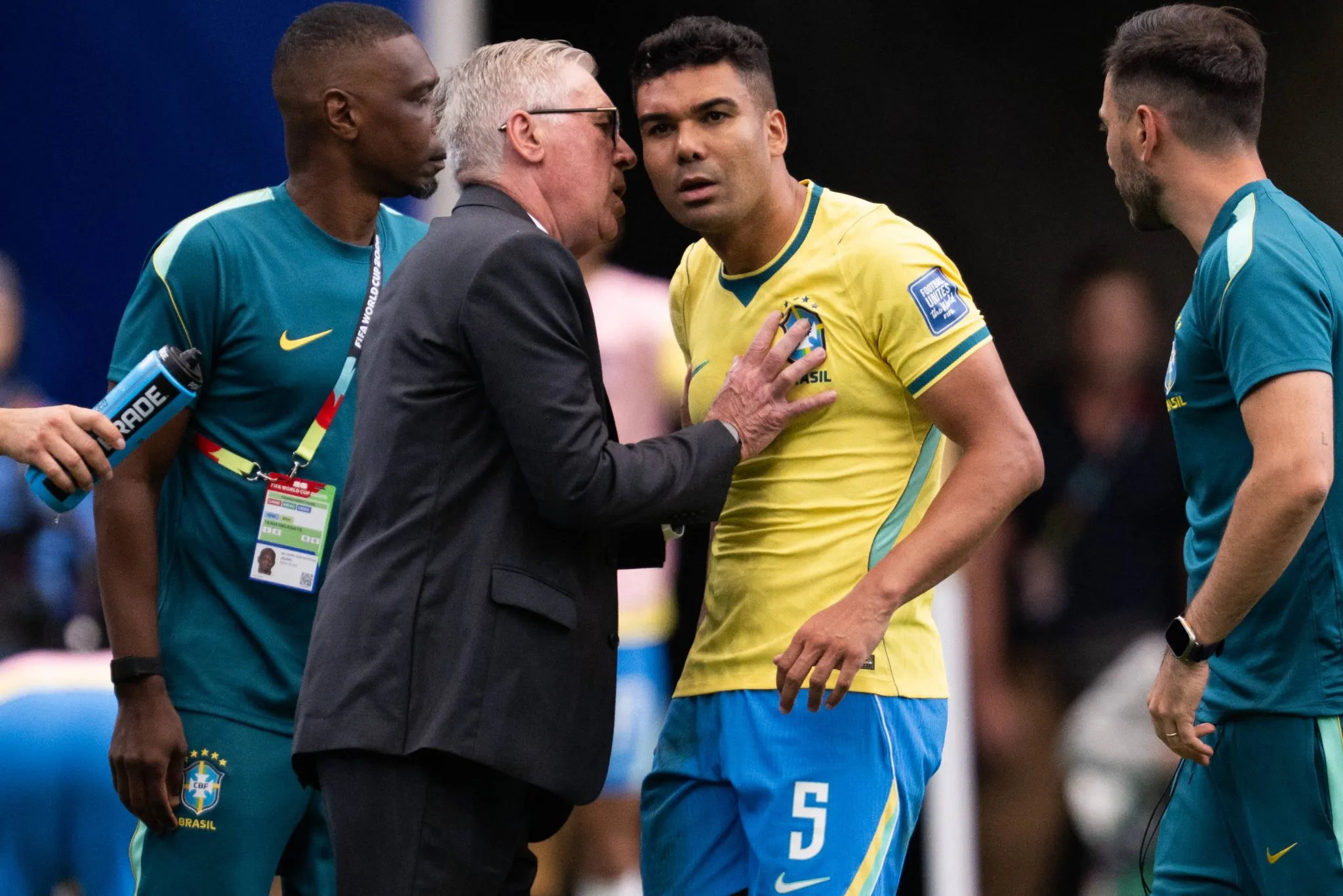 Ancelotti d&aacute; instru&ccedil;&otilde;es a Casemiro durante jogo da sele&ccedil;&atilde;o brasileira