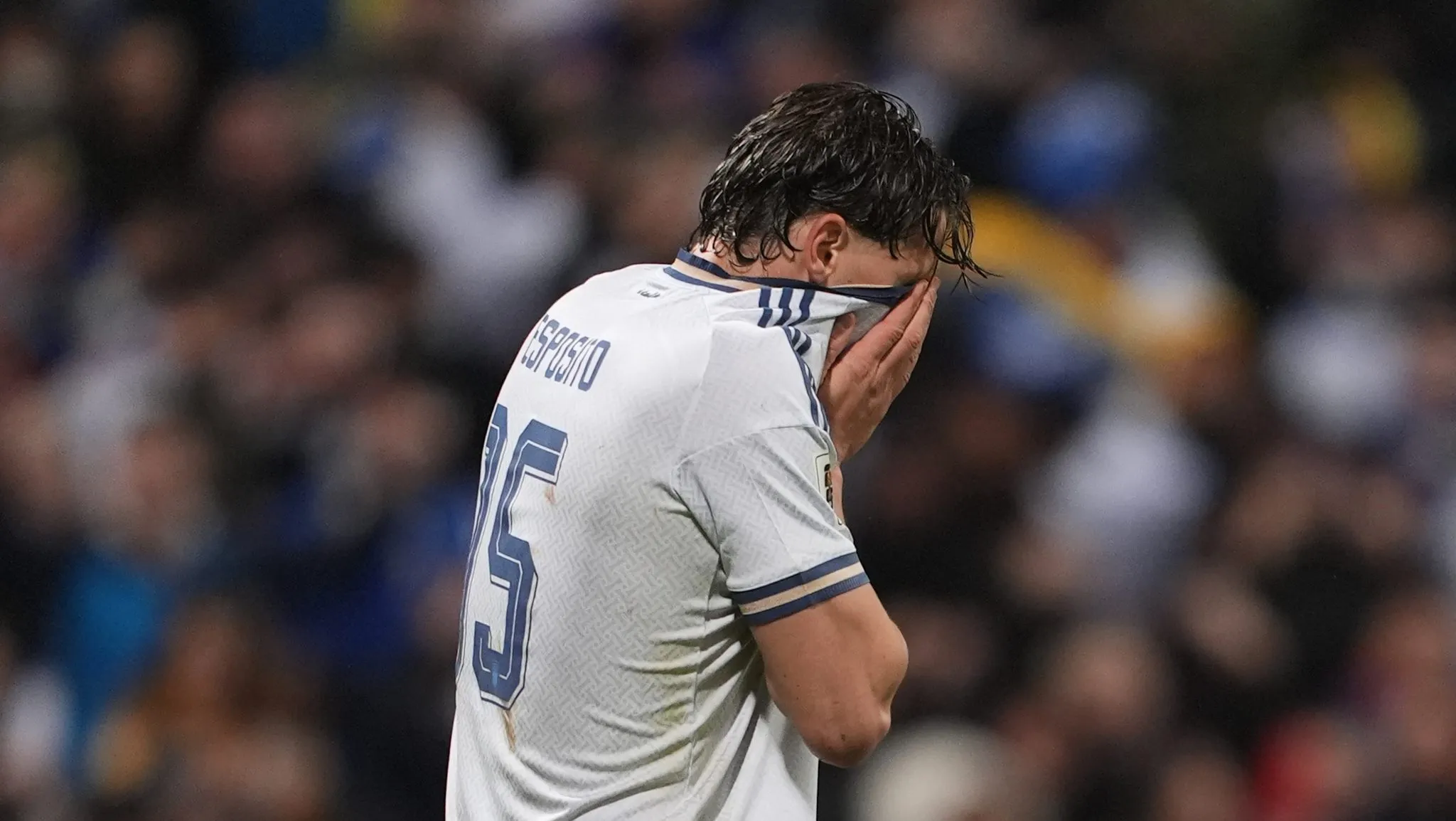 Pio Esposito lamenta ap&oacute;s perder p&ecirc;nalti (Foto: Fabio Ferrari/La Presse/Icon Sport)