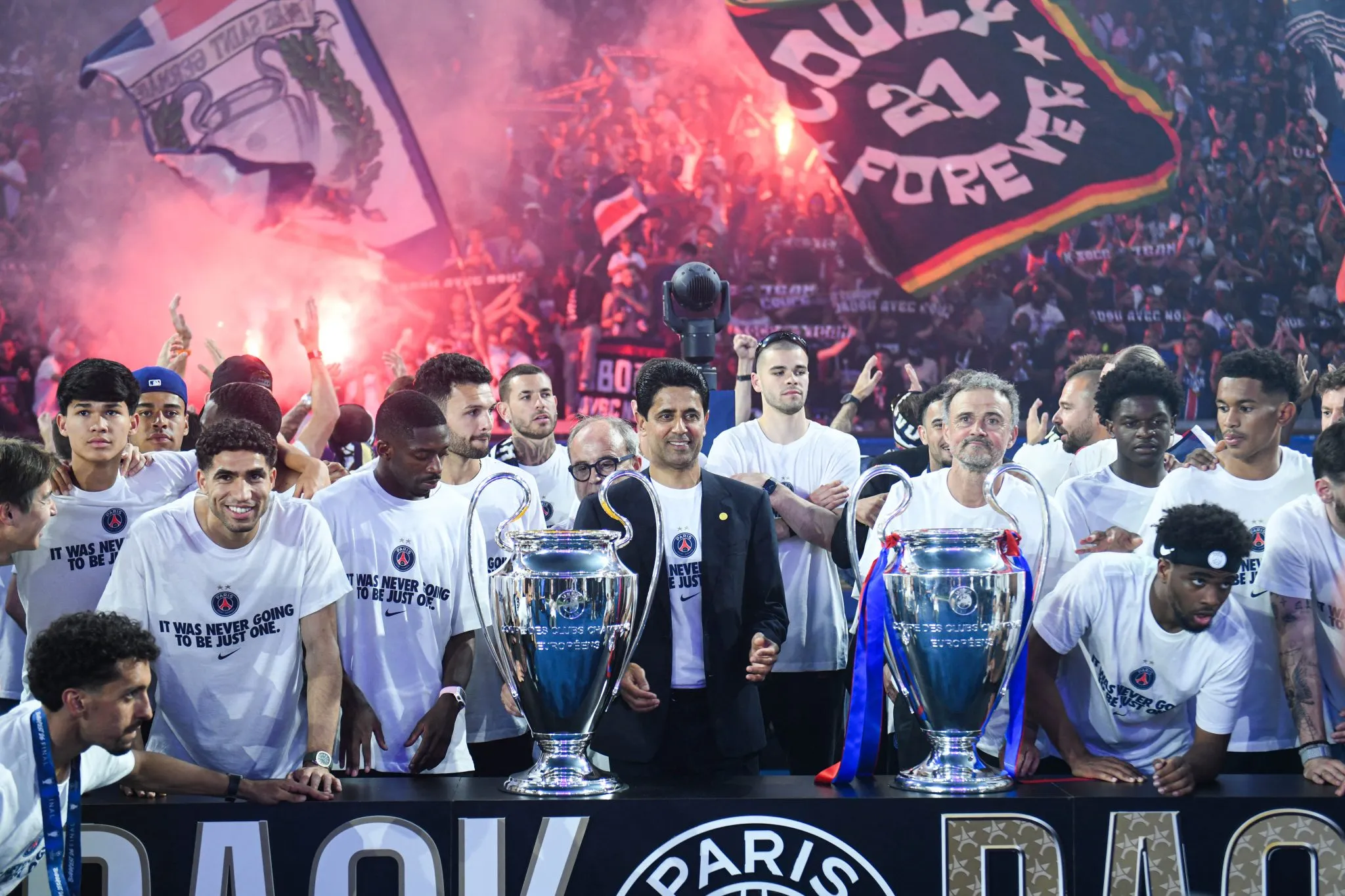 Jogadores do PSG comemoram os t&iacute;tulos da Champions League