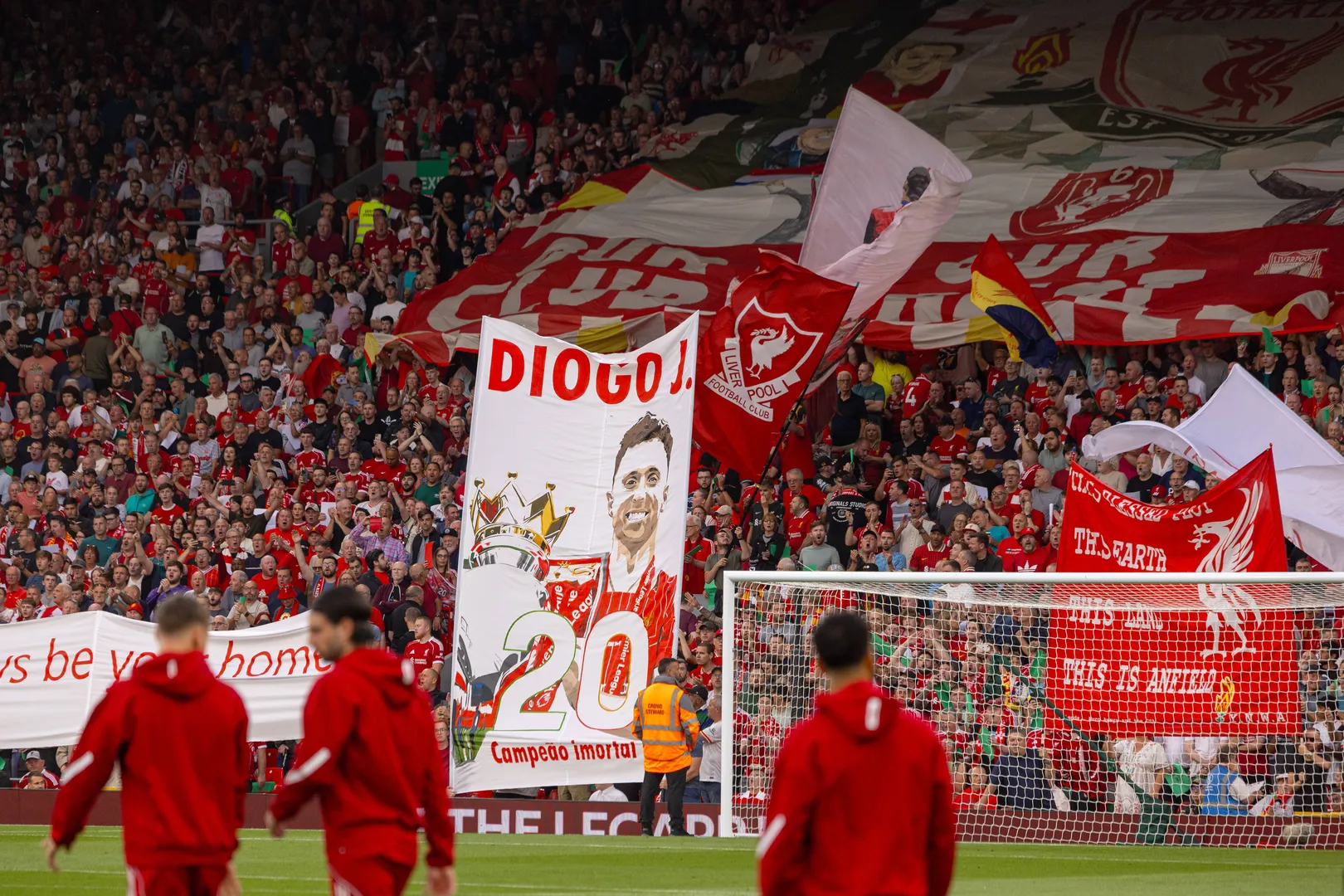 Bandeiras e faixas em homenagem a Diogo Jota 
