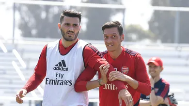 Arsenal confirma que &Ouml;zil e Kolasinac est&atilde;o bem, ap&oacute;s reagirem a uma tentativa de assalto em Londres