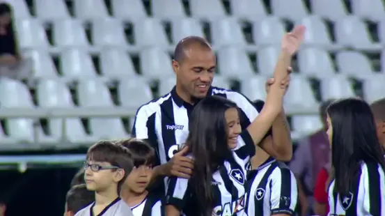 Giulia deixou outra imagem para sempre, ovacionada pela torcida no N&iacute;lton Santos