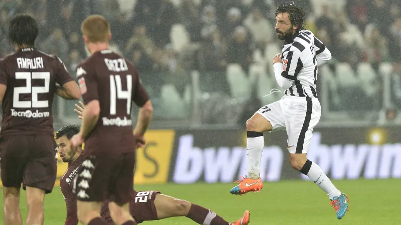 Veja o belo gol de Pirlo que decidiu o d&eacute;rbi de Turim nos &uacute;ltimos segundos de jogo
