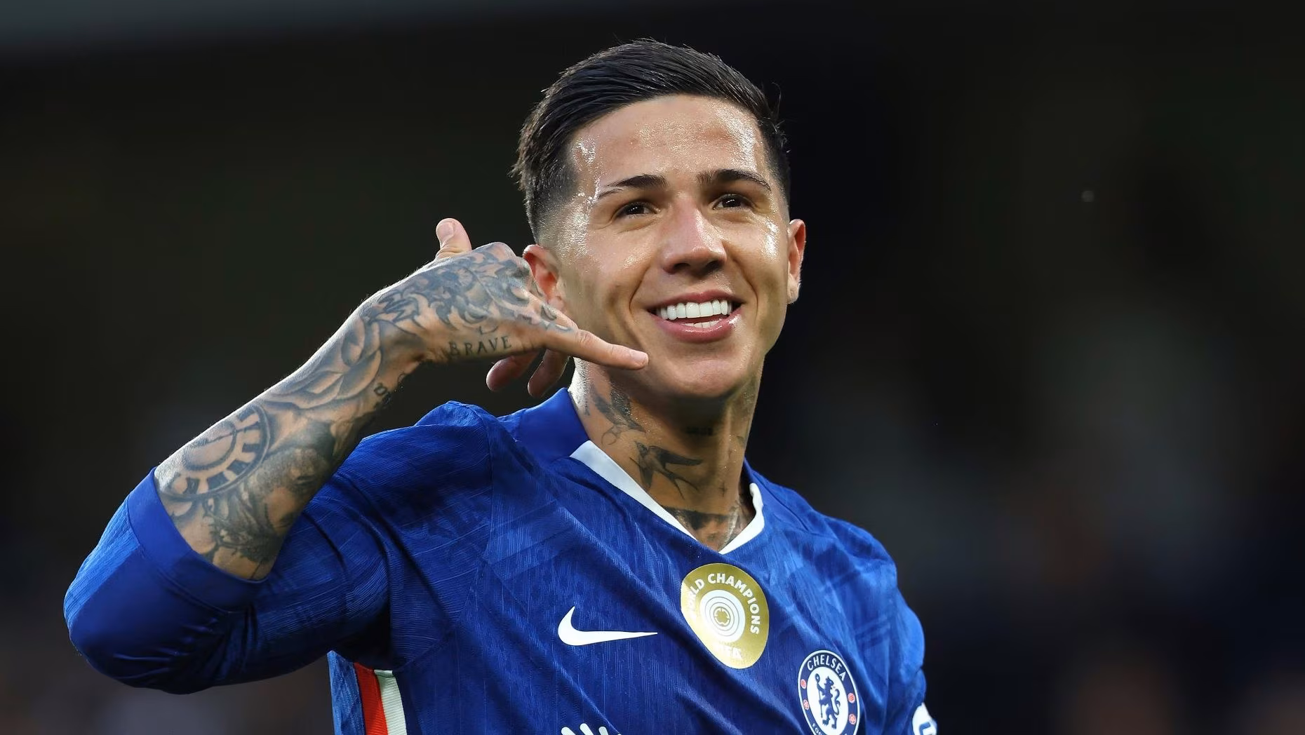 Enzo Fern&aacute;ndez celebra gol pelo Chelsea